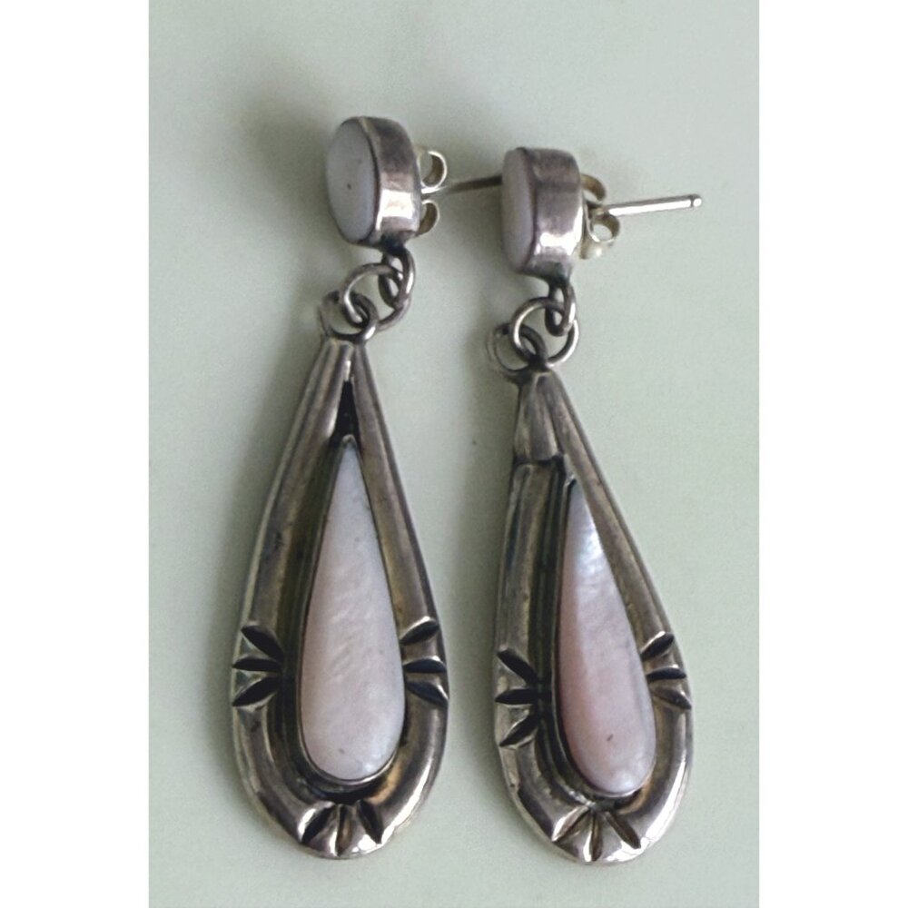 Vintage 80s Native American Pink Pearl Shell Dangle Earrings Sterling Signed Tem - Picture 9 of 10